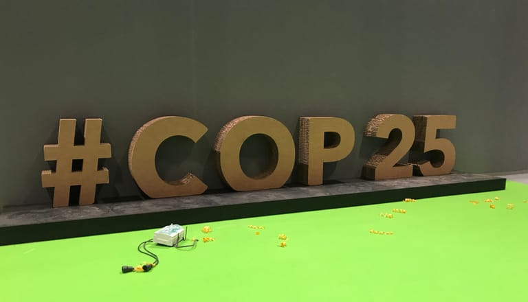 Der Schriftzug #COP25 heisst die Teilnehmenden der Klimakonferenz in Madrid willkommen.
