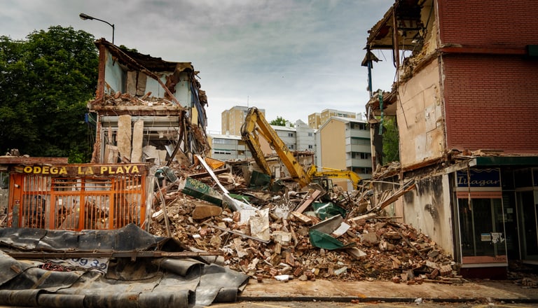 Erdbebensymbolbild mit zerstörtem Haus