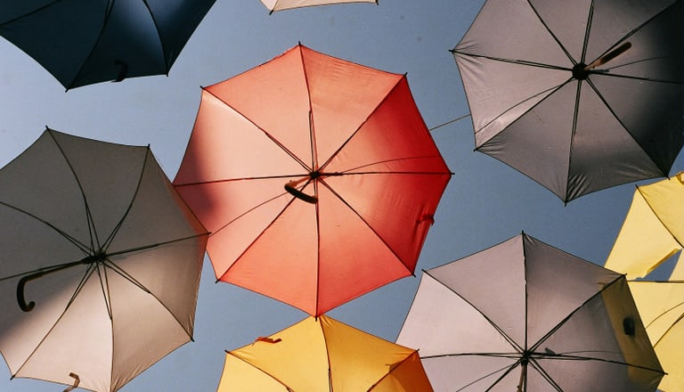 Mehrere bunte Regenschirme von unten.