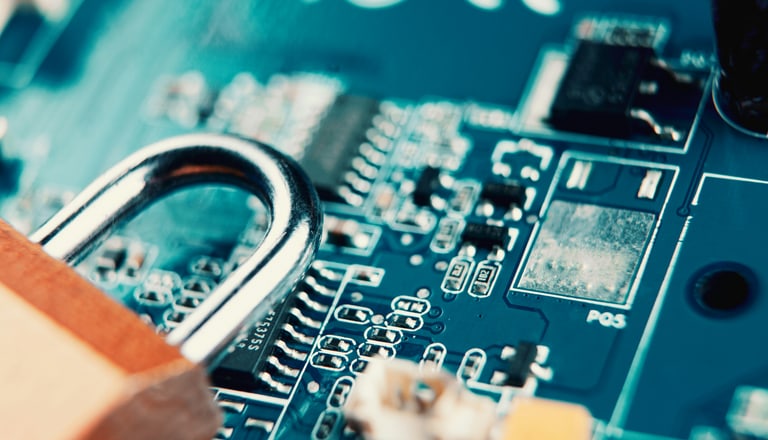 Nahaufnahme eines Computer-Motherboards mit Vorhängeschloss.