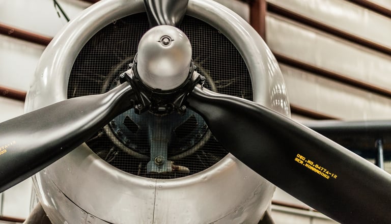 Nahaufnahme eines Flugzeugpropellers im Hangar.