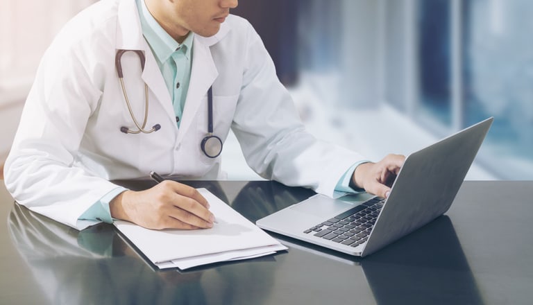 Arzt am Laptop