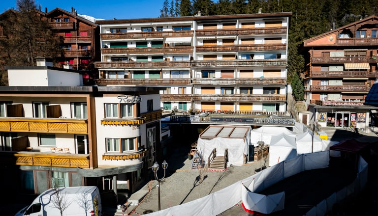 Eingang der Bar „Le Constellation“ in Crans-Montana, Schweiz.