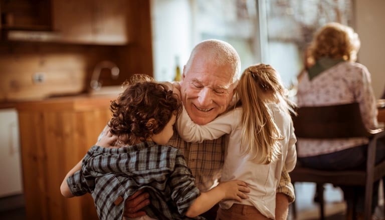 Grossvater mit Enkeln