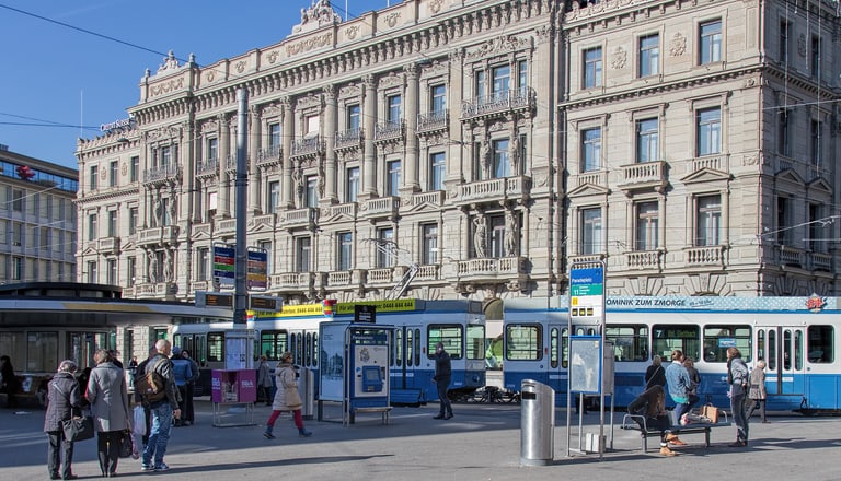 Tram am Paradeplatz in Zürich