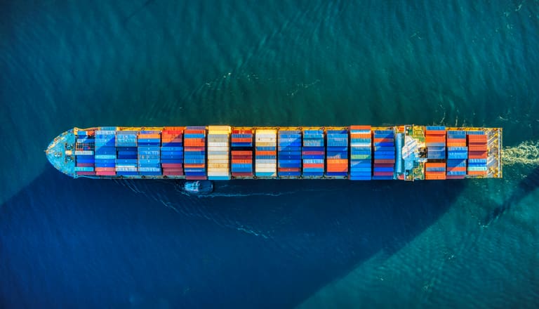 Luftbild von Containerschiff auf dem Meer.