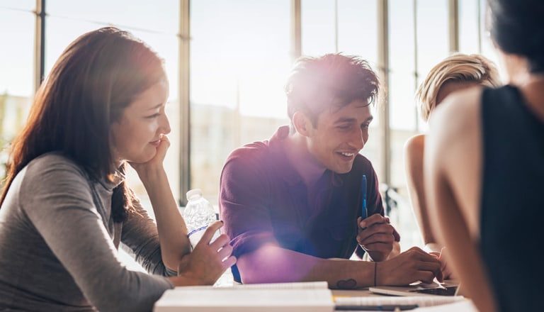 Jugendliche am Lernen