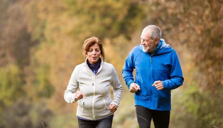 älteres Paar beim Jogging