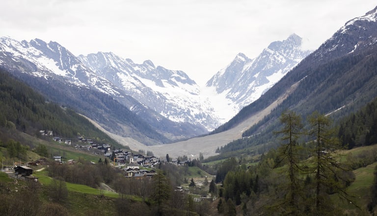 Le cone d'eboulis recouvre le village de Blatten photographie lors du premier coup de pioche pour la reconstruction de la route cantonale entre Wiler et Blatten ainsi qu'un telepherique provisoire entre Wiler et Weissenried ce mardi 28 avril 2026 a Ferden