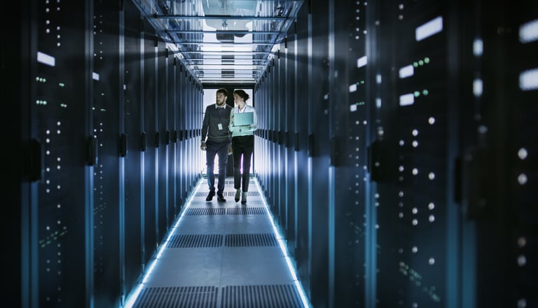 Cybersecurity Personen in Serverraum