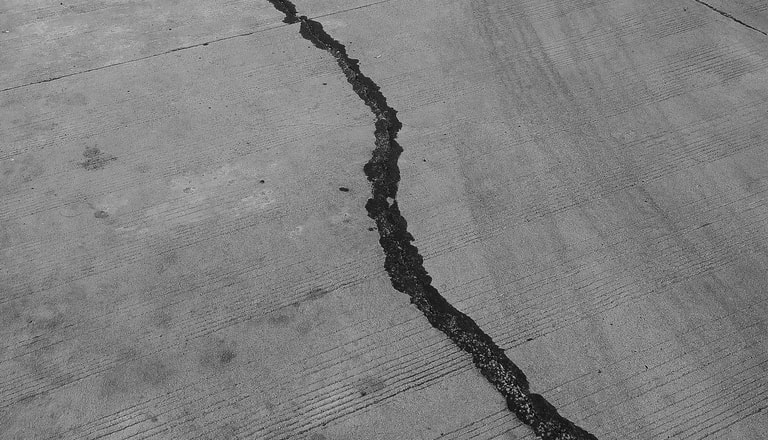 Riss im Asphalt auf der Strasse.