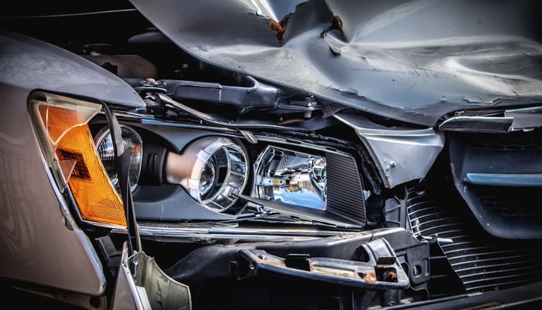 Nahaufnahme eines beschädigten Auto-Frontscheinwerfers.