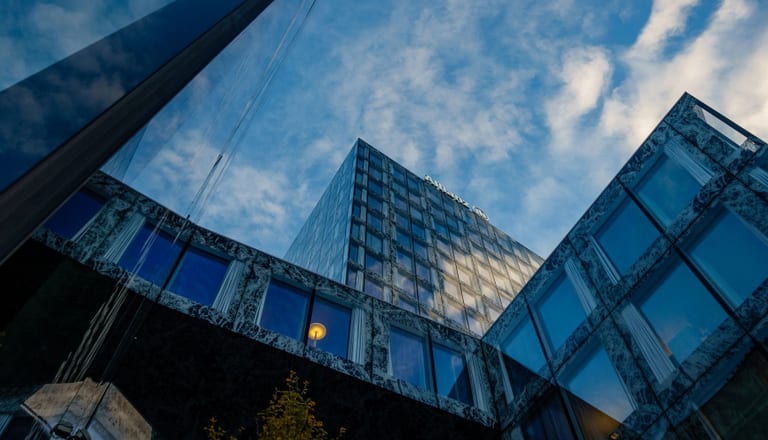 Blick auf moderne Glasgebäude gegen den Himmel.