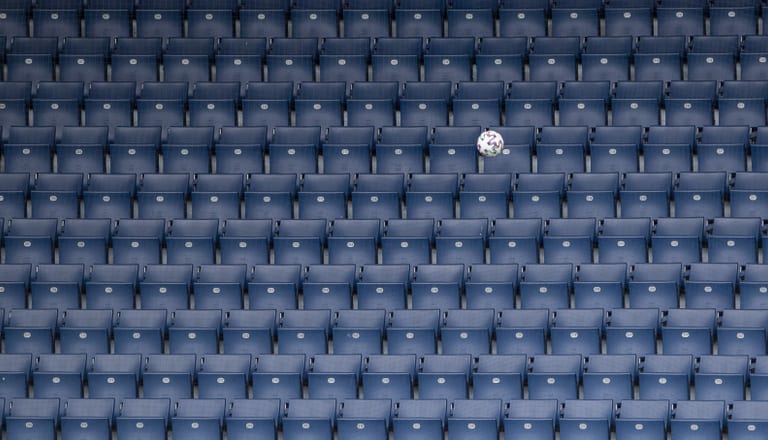 Ball in leerem Stadion - Titelbild Jahresbericht View 2020