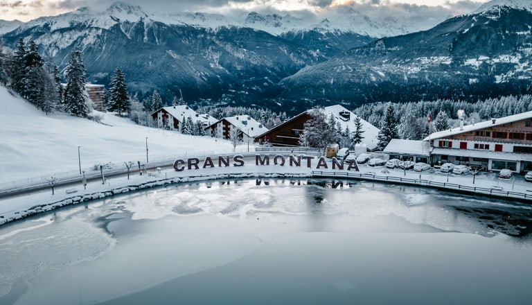 Schneebedeckte Berge und See in Crans-Montana im Winter.