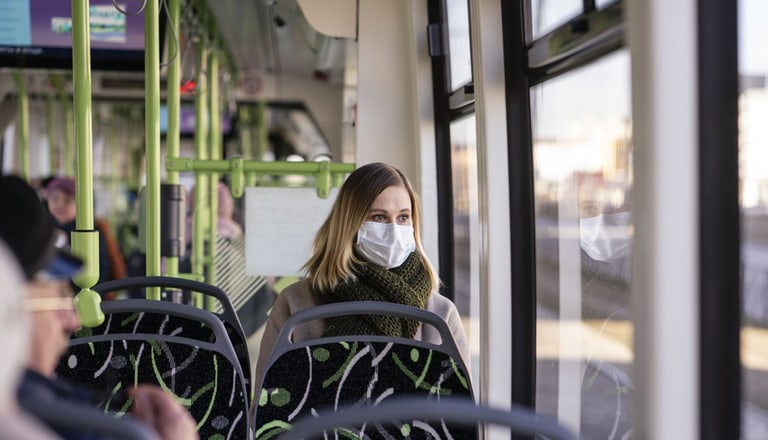 Frau im Tram mit Maske