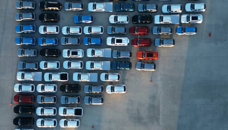 Luftaufnahme von vielen geparkten Autos in verschiedenen Farben.