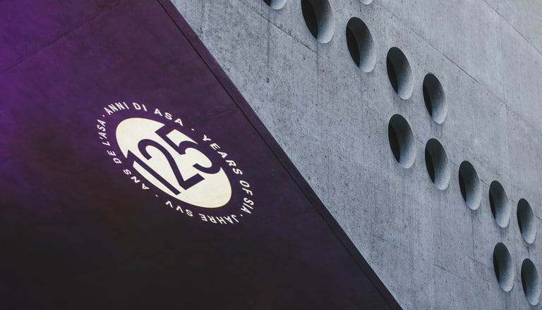 Betonwand mit Marke '125 Jahre SVV'.