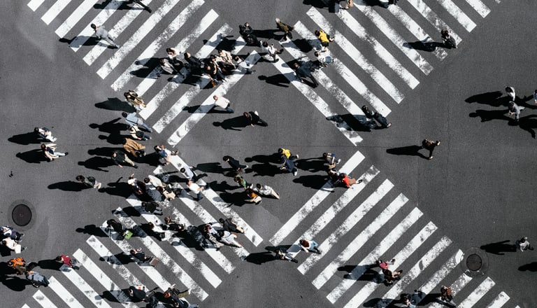 Menschen auf einer Kreuzung