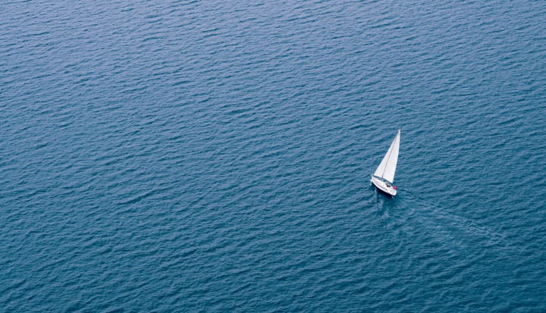 Schiff im Ozean - Headerbild View 2021