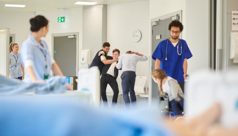 Junge Männer prügeln sich in einem Krankenhaus.