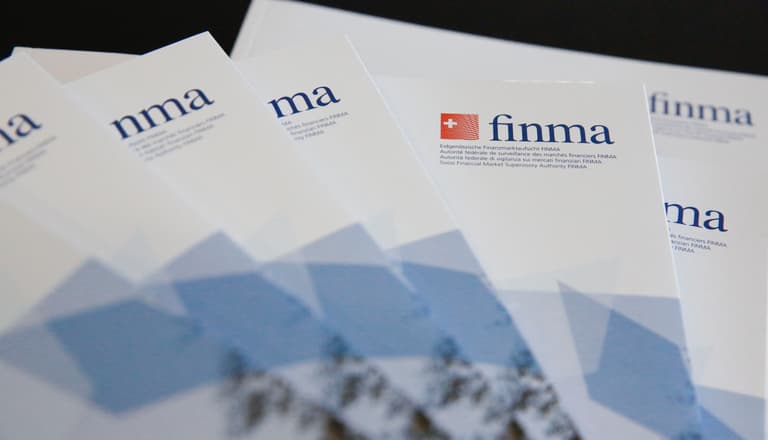 Medienfoto FINMA zeigt FINMA-Broschüren