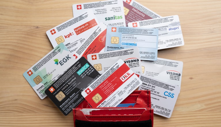 [Symbolbild] Verschiedene Schweizer Krankenversicherungskarten