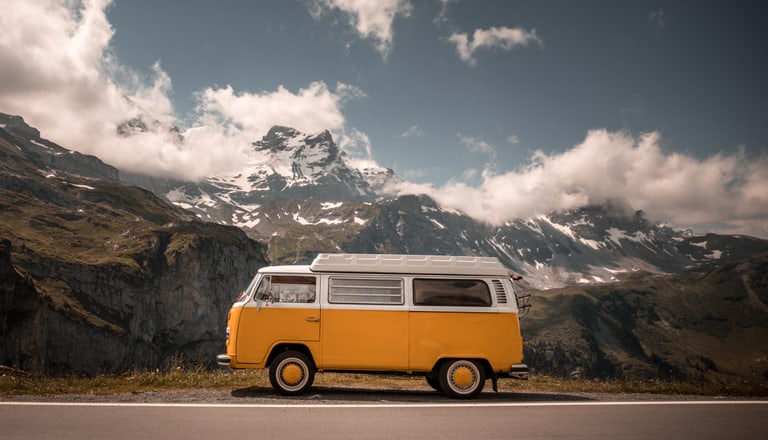 Auto vor Bergkulisse