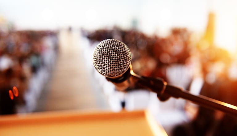 Rednerpult mit Mikrofon an einer Veranstaltung