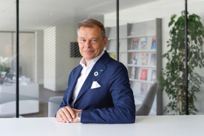 Robert Wiest Portrait_View