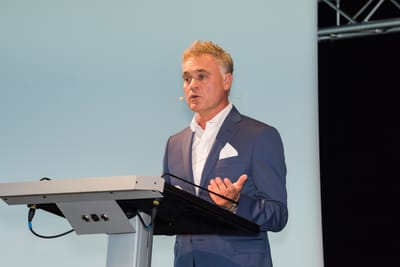 Samuele Donnini, Präsident ASA Sezione, eröffnet den «Tag der Versicherer» 2021 im Kongresszentrum LAC in Lugano.