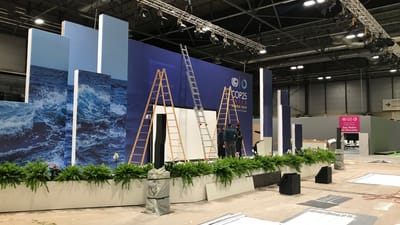 Letzte Aufbauarbeiten an der Klimakonferenz in Madrid