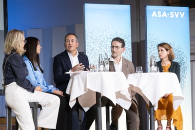 Zwischen Eigenverantwortung und kollektiver Absicherung: Podiumsdiskussion, moderiert von Christine Maier, mit Serena Stellavato, Patric Deflorin, Axel Ladner und Barbara Bleisch.