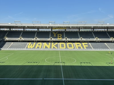 Leeres Fussballstadion Wankdorf mit grüner Spielfläche.