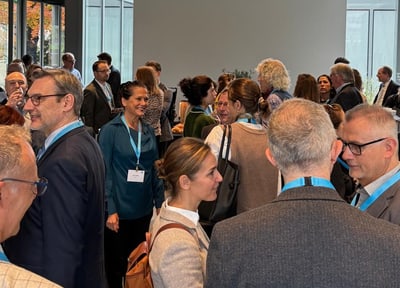 Menschen unterhalten sich bei einem Networking-Event drinnen.