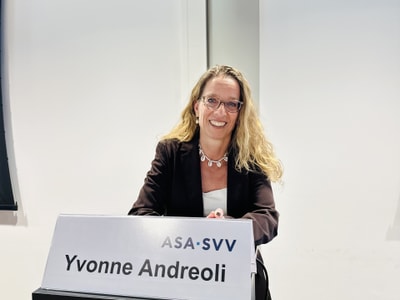 Person am Rednerpult mit Namensschild ASA-SVV Yvonne Andreoli.