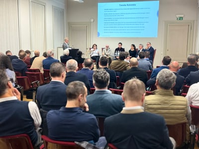 Menschen bei einer Präsentation in einem Konferenzraum.