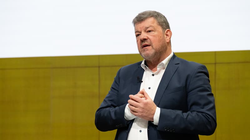 Mann im Anzug referiert auf der Bühne